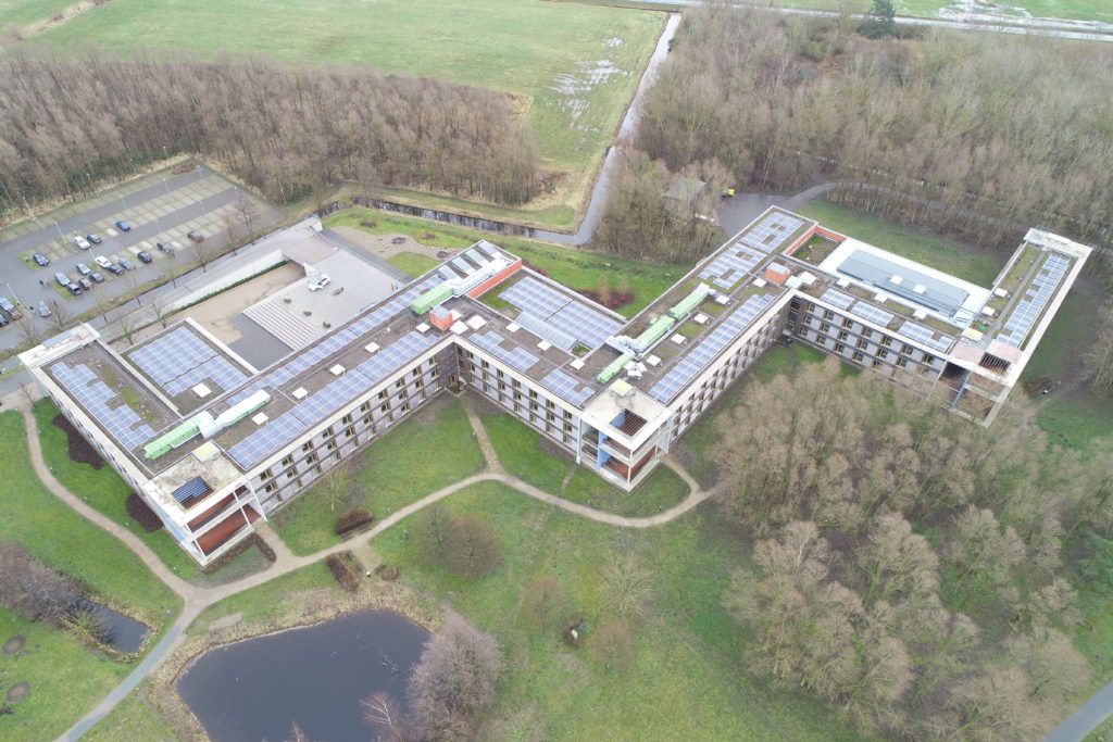 Großflächige Photovoltaik für Gewerbe auf einem Unternehmensgebäude